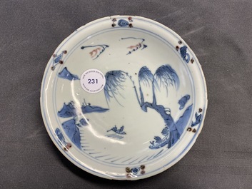 Een Chinees blauw-wit en koperrood bord, Ming